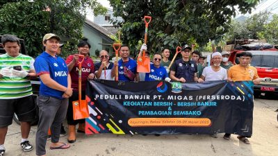 PT Migas (Perseroda) Kota Bekasi menyalurkan bantuan hingga melakukan K3 bersama untuk membersihkan lumpur di Kayuringin Jaya, Kota Bekasi. Foto: Ist
