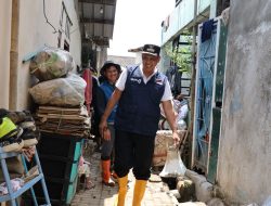 Wali Kota Bekasi Turun Langsung Bantu Warga Bersihkan Sisa Banjir di Bekasi Jaya
