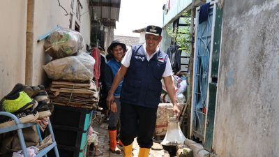 Wali Kota Bekasi Tri Adhianto meninjau lokasi tumpukan sampah perabotan rumah tangga pasca banjir di Kecamatan Bekasi Timur, Minggu (9/3/2025). Foto: Ist