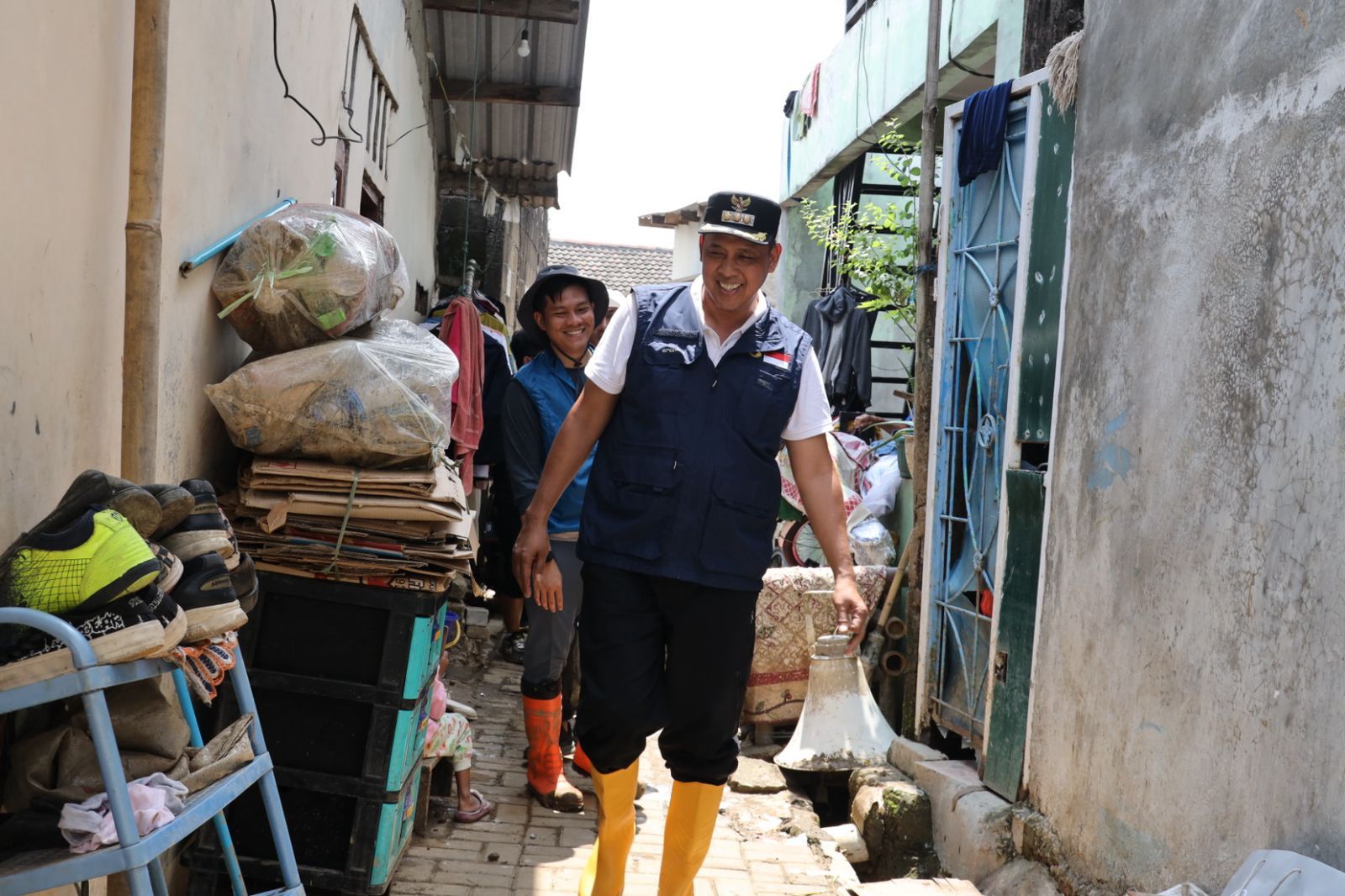 Wali Kota Bekasi Tri Adhianto meninjau lokasi tumpukan sampah perabotan rumah tangga pasca banjir di Kecamatan Bekasi Timur, Minggu (9/3/2025). Foto: Ist