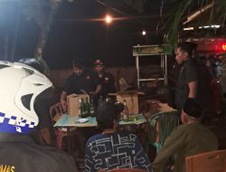 Polisi Bareng Warga Gerebek Warung Miras Ilegal Berkedok Kafe di Bekasi