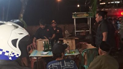 Polisi menggerebek warung miras ilegal yang mana pelanggannya banyak dari kalangan remaja di Bekasi. Foto: Ist