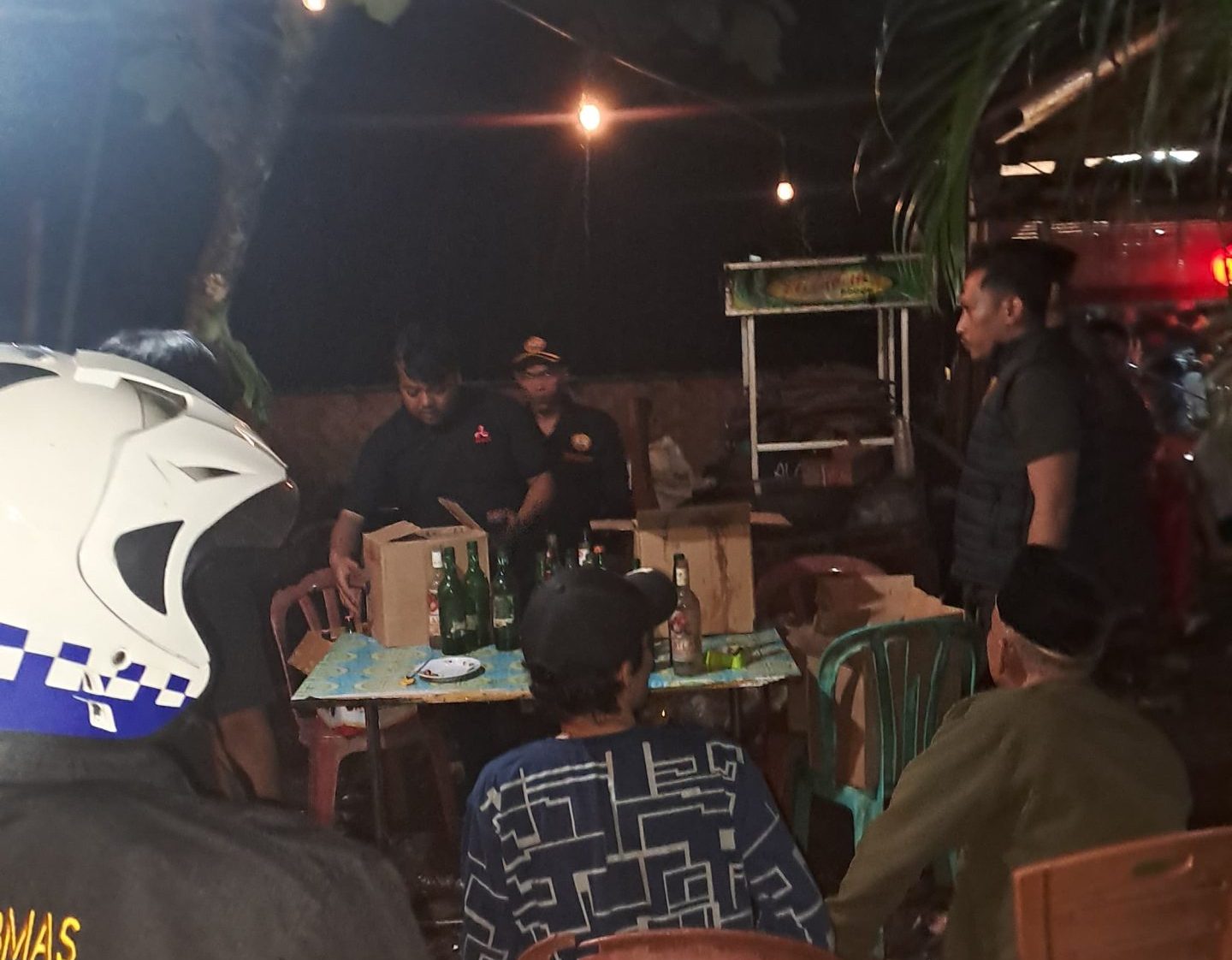 Polisi menggerebek warung miras ilegal yang mana pelanggannya banyak dari kalangan remaja di Bekasi. Foto: Ist