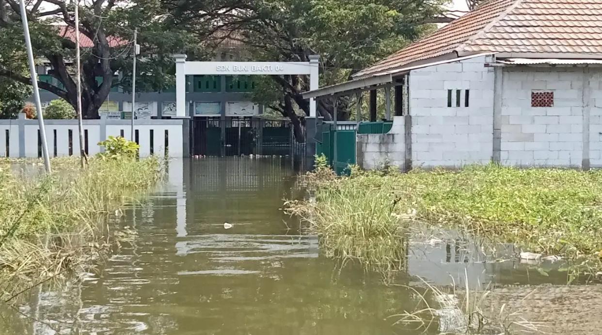 SDN 04 Bui Bakti, Kecamatan Babelan masih digenangi banjir, Senin (10/3/2025). Foto: Gobekasi.id