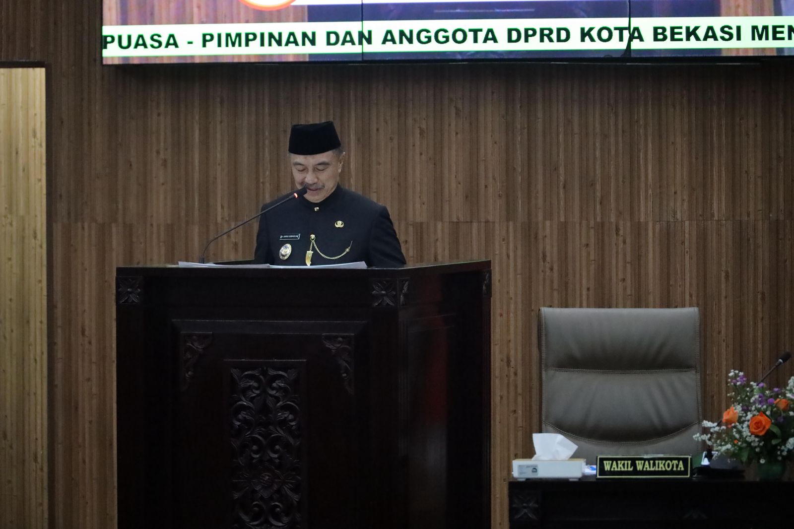 Wakil Wali Kota Bekasi, Harris Bobihoe saat pidato paripurna HUT ke-28 Kota Bekasi digedung DPRD, Senin (10/3/2025).