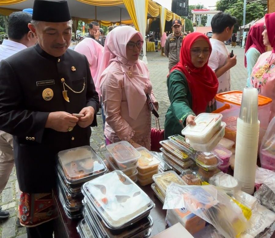 Wakil Wali Kota Bekasi, Abdul Harris Bobihoe, bersama istri, Wuri Handayani, memanfaatkan momen ngabuburit dengan berburu takjil dan memborong dagangan UMKM di pelataran Kantor DPRD Kota Bekasi, Senin (10/3/2025).