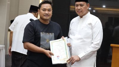 Wali Kota Bekasi, Tri Adhianto secara simbolis memberikan ijasah warganya yang tertahan di sekolah selama 10 tahun karena faktor finansial di Masjid Al-Aqsho, Kelurahan Jatibening, Kecamatan Pondok Gede, Senin (10/3/2025) malam.