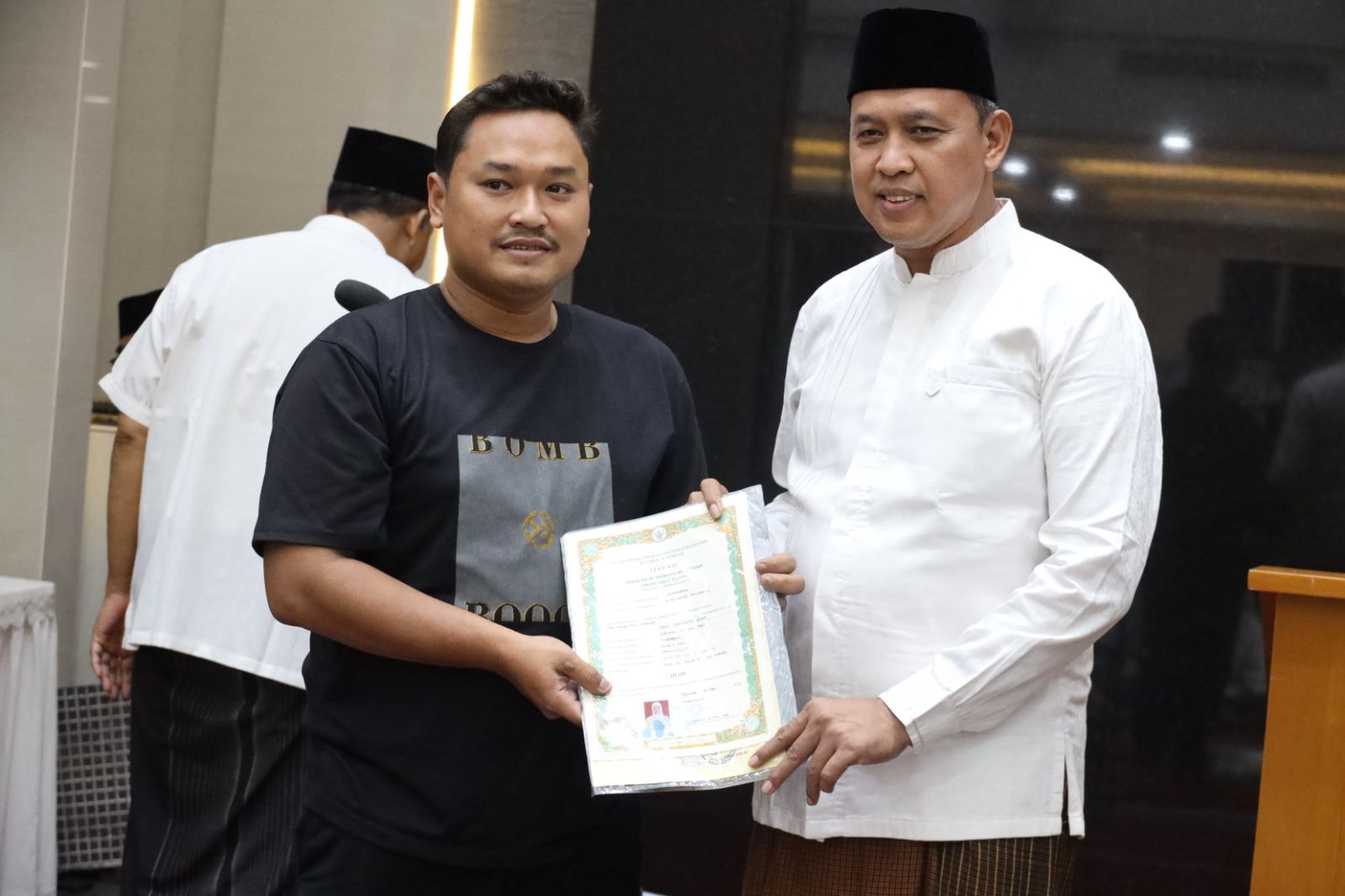 Wali Kota Bekasi, Tri Adhianto secara simbolis memberikan ijasah warganya yang tertahan di sekolah selama 10 tahun karena faktor finansial di Masjid Al-Aqsho, Kelurahan Jatibening, Kecamatan Pondok Gede, Senin (10/3/2025) malam.