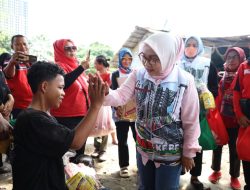 Istri Wali Kota Bekasi, Wiwiek Hargono, Ajak Anak-Anak Hutan Bambu Aktif Sekolah Lagi Pasca Banjir
