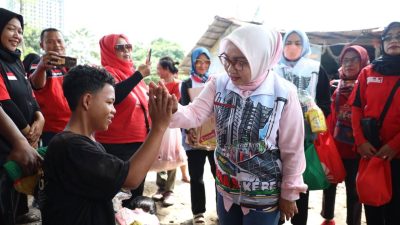 Istri Wali Kota Bekasi, Wiwiek Hargono, melakukan kunjungan ke Komplek Pengairan Hutan Bambu, Kelurahan Margahayu, Kecamatan Bekasi Timur, untuk menyalurkan bantuan kepada warga yang terdampak banjir pekan lalu.