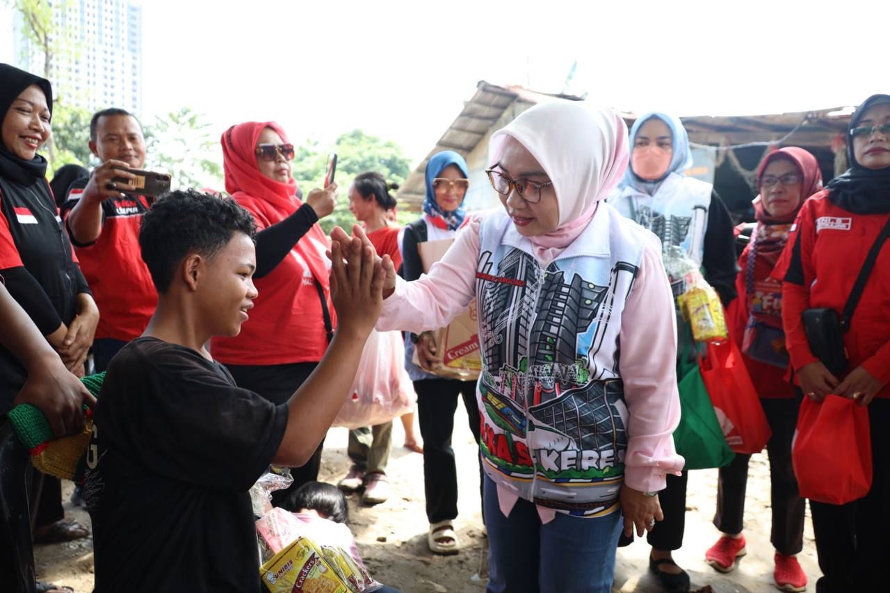 Istri Wali Kota Bekasi, Wiwiek Hargono, melakukan kunjungan ke Komplek Pengairan Hutan Bambu, Kelurahan Margahayu, Kecamatan Bekasi Timur, untuk menyalurkan bantuan kepada warga yang terdampak banjir pekan lalu.
