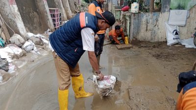 Pembersihan lumpus sisa banjir oleh BPBD Kota Bekasi. Foto: Ist