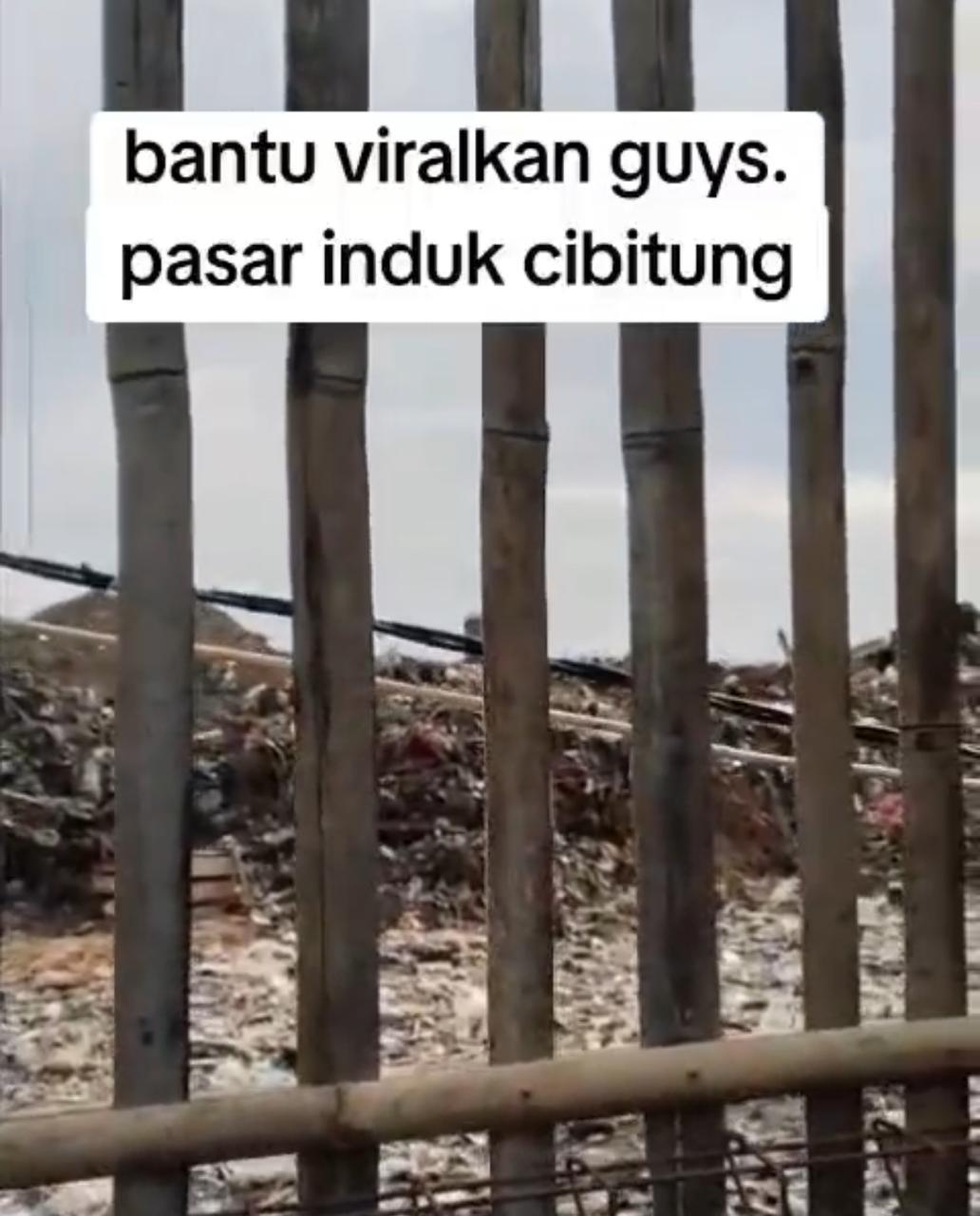 Tangkapan layar sampah menggunung dan bau menyengat milik Pasar Induk Cibitung yang diabadikan warga.