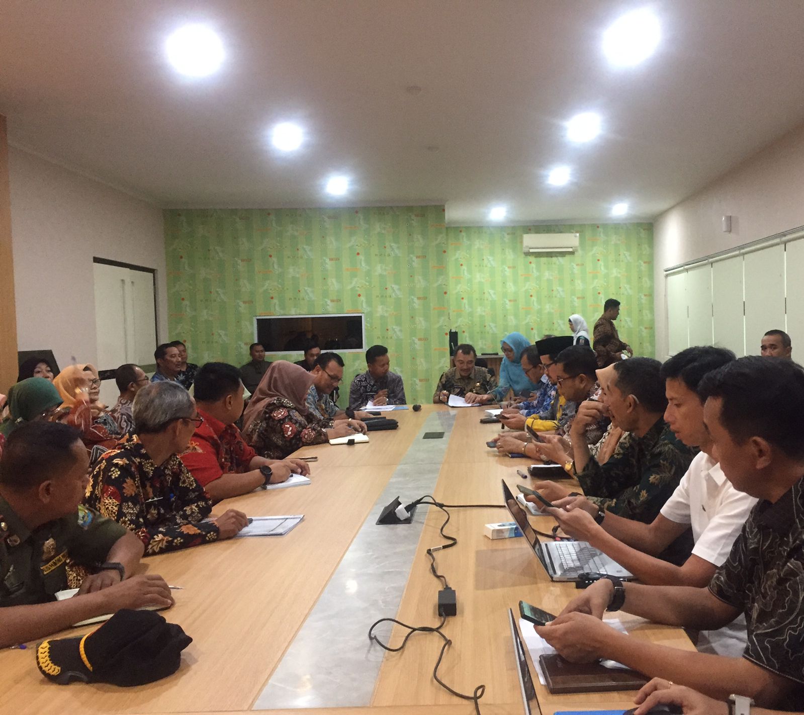 Wakil Wali Kota Bekasi, Abdul Harris Bobihoe, menghadiri Rapat Pembentukan Panitia Pekan Olahraga Provinsi (Porprov) Jawa Barat XV Tahun 2026 di Ruang Rapat Dispora, Stadion Patriot Candrabhaga, Kota Bekasi.