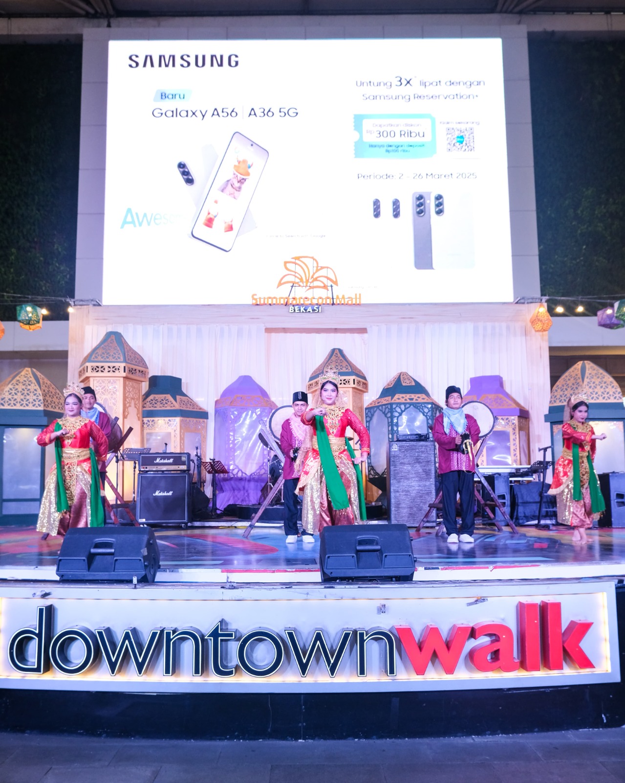 Berbagai pertunjukan di DowntownWalk Summarecon Mall Bekasi.