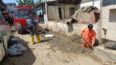 Pembersihan lumpus sisa banjir oleh BPBD Kota Bekasi. Foto: Ist