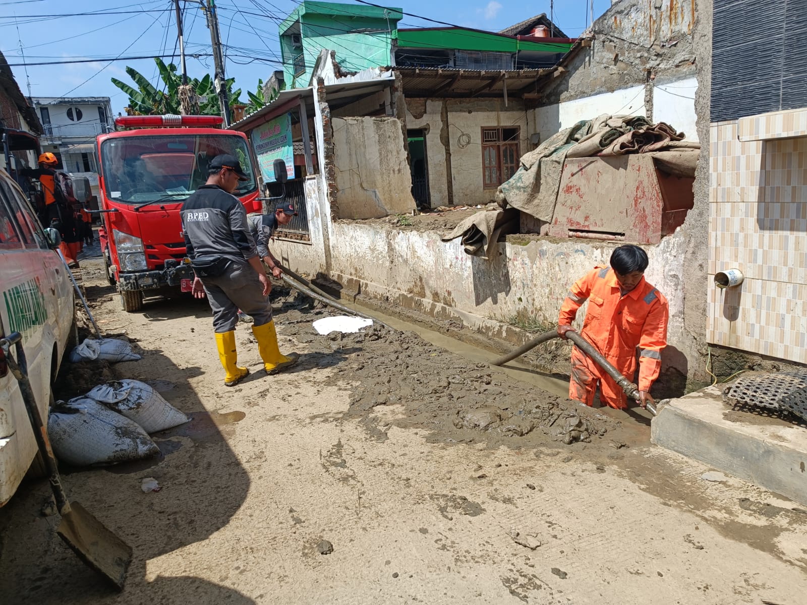 Pembersihan lumpus sisa banjir oleh BPBD Kota Bekasi. Foto: Ist