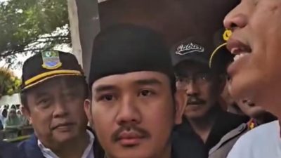 Bupati Bekasi Ade Kuswara Kunang mendampingi Gubernur Jawa Barat Dedi Mulyadi dalam pembongkaran Bangli di Kampung Gabus, Tambun Utara, Jumat (14/3/2025).