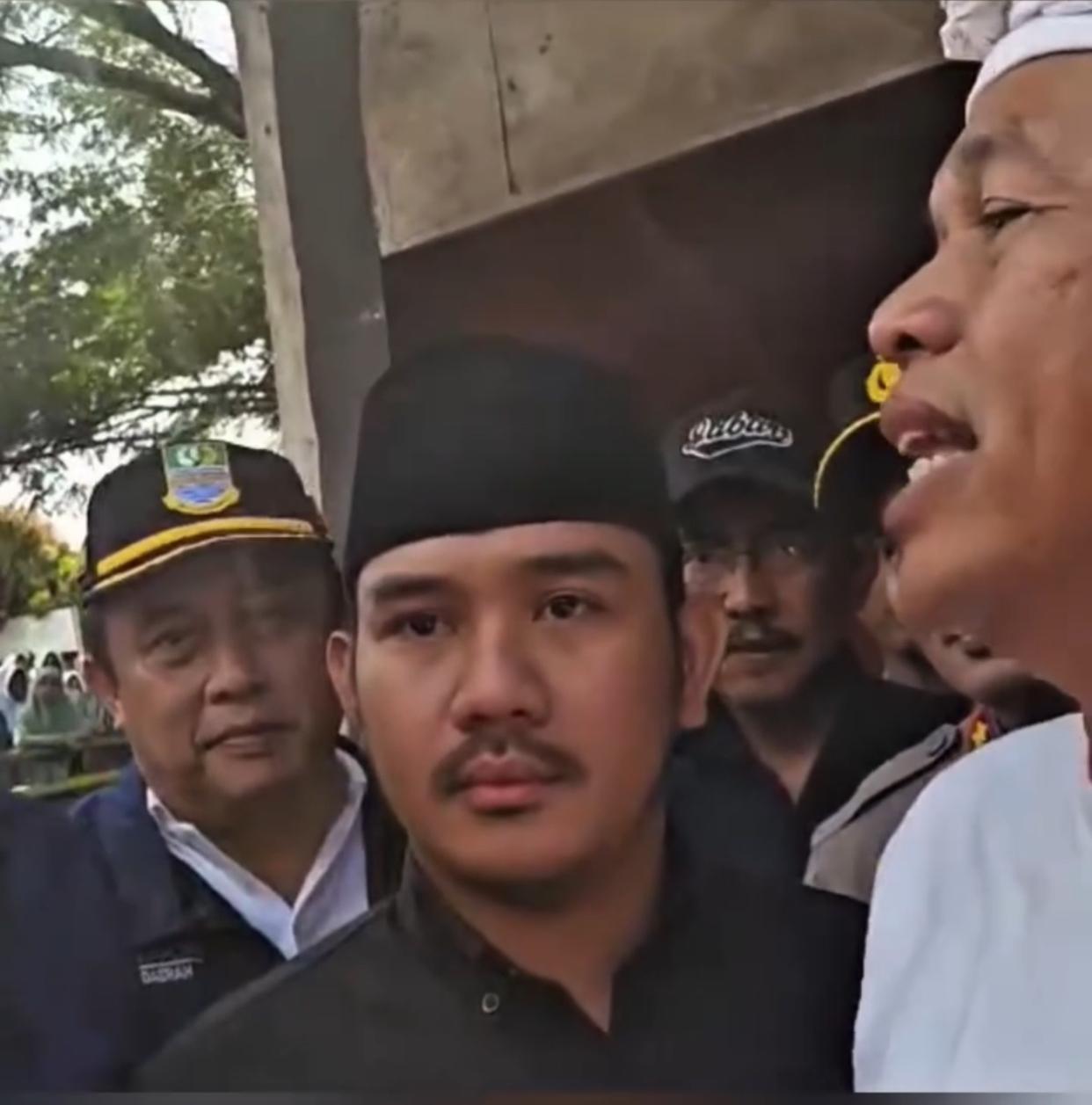 Bupati Bekasi Ade Kuswara Kunang mendampingi Gubernur Jawa Barat Dedi Mulyadi dalam pembongkaran Bangli di Kampung Gabus, Tambun Utara, Jumat (14/3/2025).