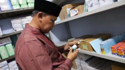Wali Kota Bekasi Tri Adhianto saat melakukan sidak di Puskemas Rawa Tembaga usai memberikan obat kadaluarsa kepada bayi.
