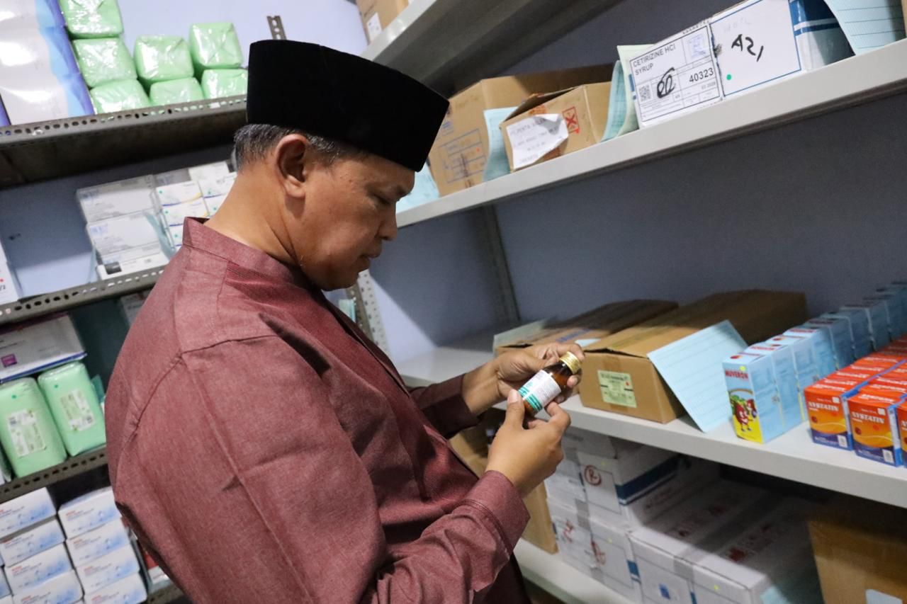 Wali Kota Bekasi Tri Adhianto saat melakukan sidak di Puskemas Rawa Tembaga usai memberikan obat kadaluarsa kepada bayi.