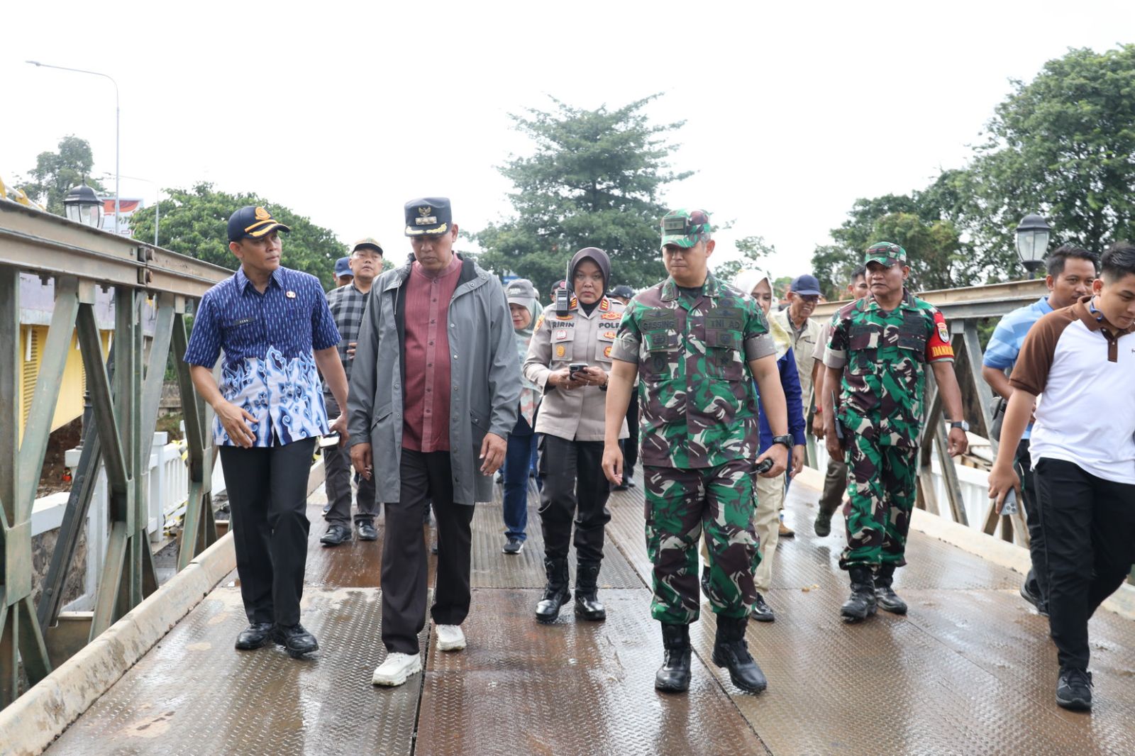 Wali Kota Bekasi Tri Adhianto saat meresmikan jembatan sementara Kemang Pratama yang sempat abrasi akibat banjir dari luapan Kali Bekasi.