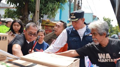 Walikota Bekasi, Tri Adhianto, turun langsung ke wilayah Jatirasa dan Jatisari untuk memastikan pemulihan pasca banjir berjalan optimal. Dalam kunjungannya, ia juga membagikan alat kebersihan seperti sapu, pel, dan perlengkapan lainnya kepada warga terdampak.