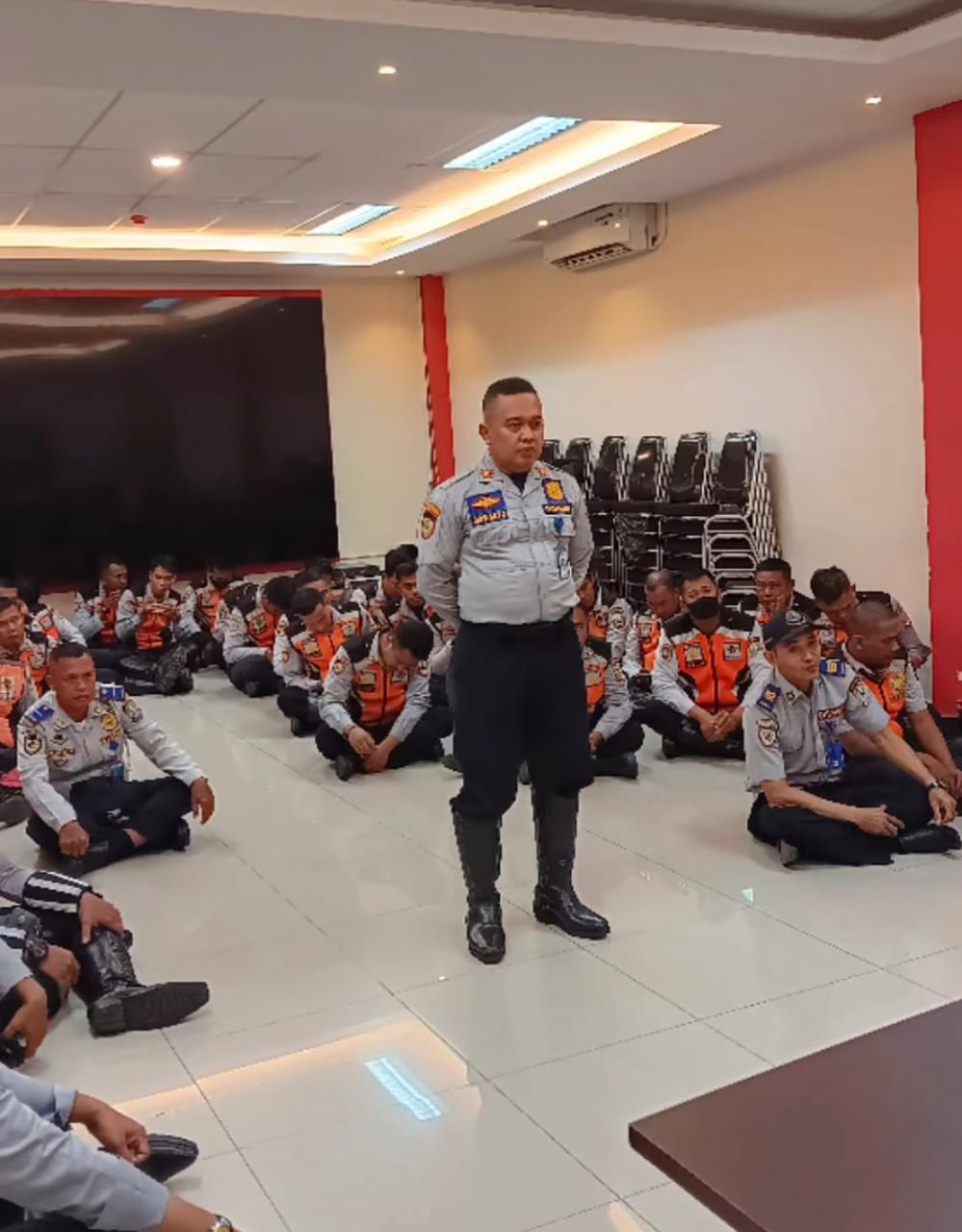 Oknum petugas Dishub Kota Bekasi bernama Siswanto, diketahui bersikap arogan dan diduga melakukan pungutan liar terhadap pengendara diberikan sanksi tegas.