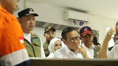 Wali Kota Bekasi Tri Adhianto mendampingi kunjungan kerja Menteri Koordinator Bidang Pangan Zulkifli Hasan, Menteri Koordinator Bidang Pembangunan Manusia dan Kebudayaan (Menko PMK) Pratikno, Menteri Lingkungan Hidup Hanif Faisol Nurofiq, Kepala Badan Nasional Penanggulangan Bencana (BNPB) Letjen TNI Suharyanto, dan Gubernur DKI Jakarta, Pramono Anung di Kota Bekasi, Rabu, (19/3/2025)
