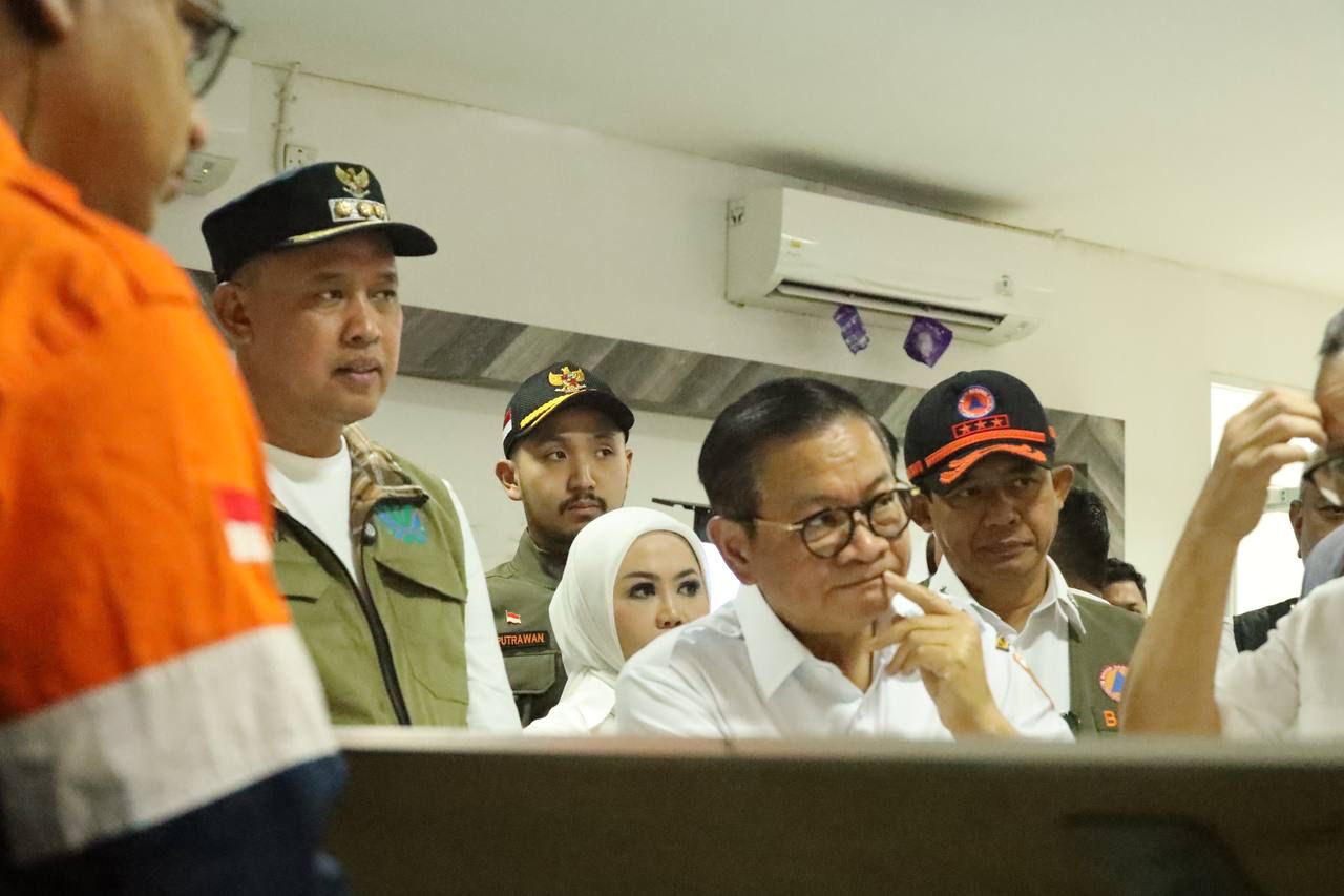 Wali Kota Bekasi Tri Adhianto mendampingi kunjungan kerja Menteri Koordinator Bidang Pangan Zulkifli Hasan, Menteri Koordinator Bidang Pembangunan Manusia dan Kebudayaan (Menko PMK) Pratikno, Menteri Lingkungan Hidup Hanif Faisol Nurofiq, Kepala Badan Nasional Penanggulangan Bencana (BNPB) Letjen TNI Suharyanto, dan Gubernur DKI Jakarta, Pramono Anung di Kota Bekasi, Rabu, (19/3/2025)