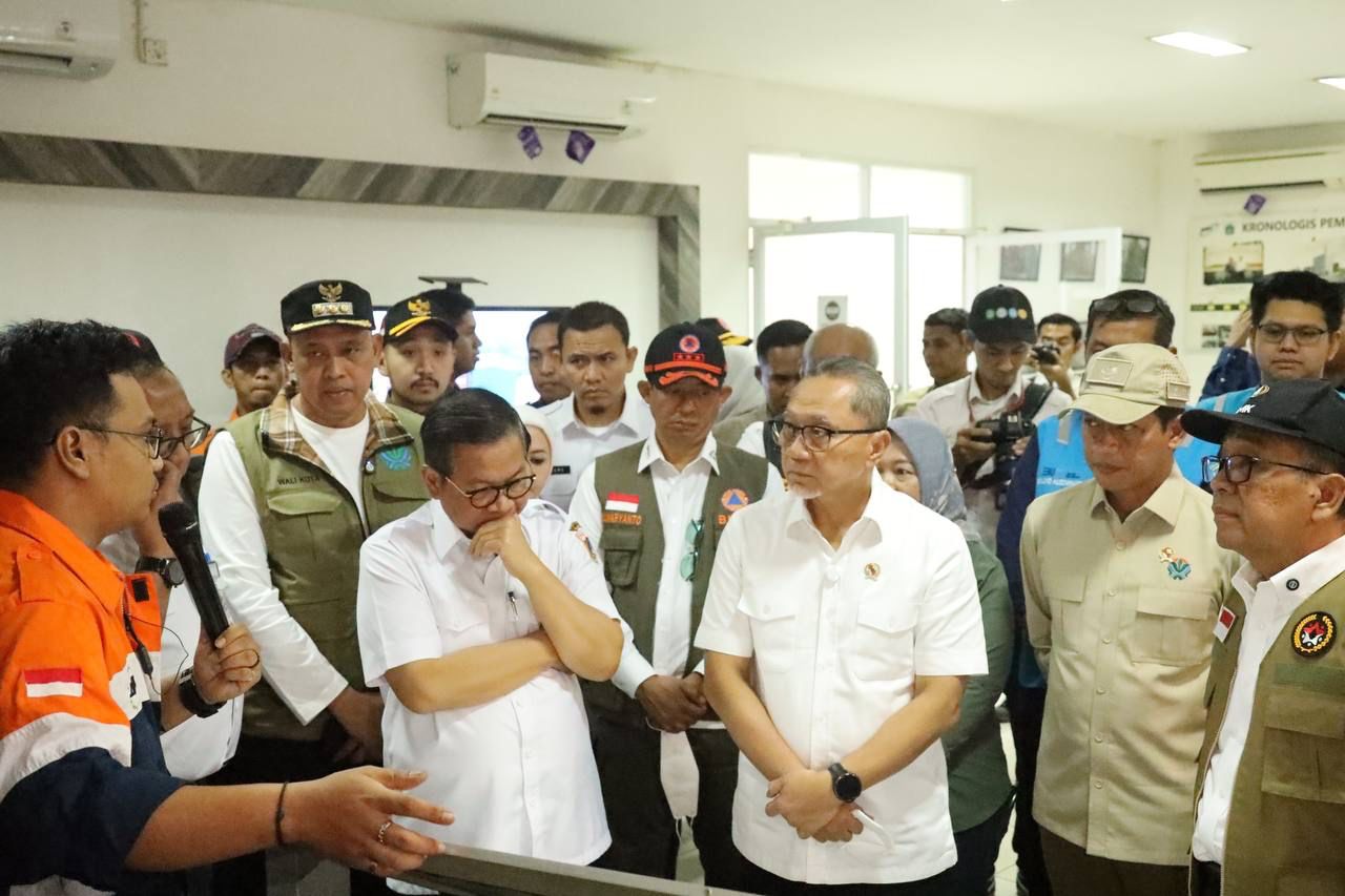Wali Kota Bekasi Tri Adhianto mendampingi kunjungan kerja Menteri Koordinator Bidang Pangan Zulkifli Hasan, Menteri Koordinator Bidang Pembangunan Manusia dan Kebudayaan (Menko PMK) Pratikno, Menteri Lingkungan Hidup Hanif Faisol Nurofiq, Kepala Badan Nasional Penanggulangan Bencana (BNPB) Letjen TNI Suharyanto, dan Gubernur DKI Jakarta, Pramono Anung di Kota Bekasi, Rabu, (19/3/2025)