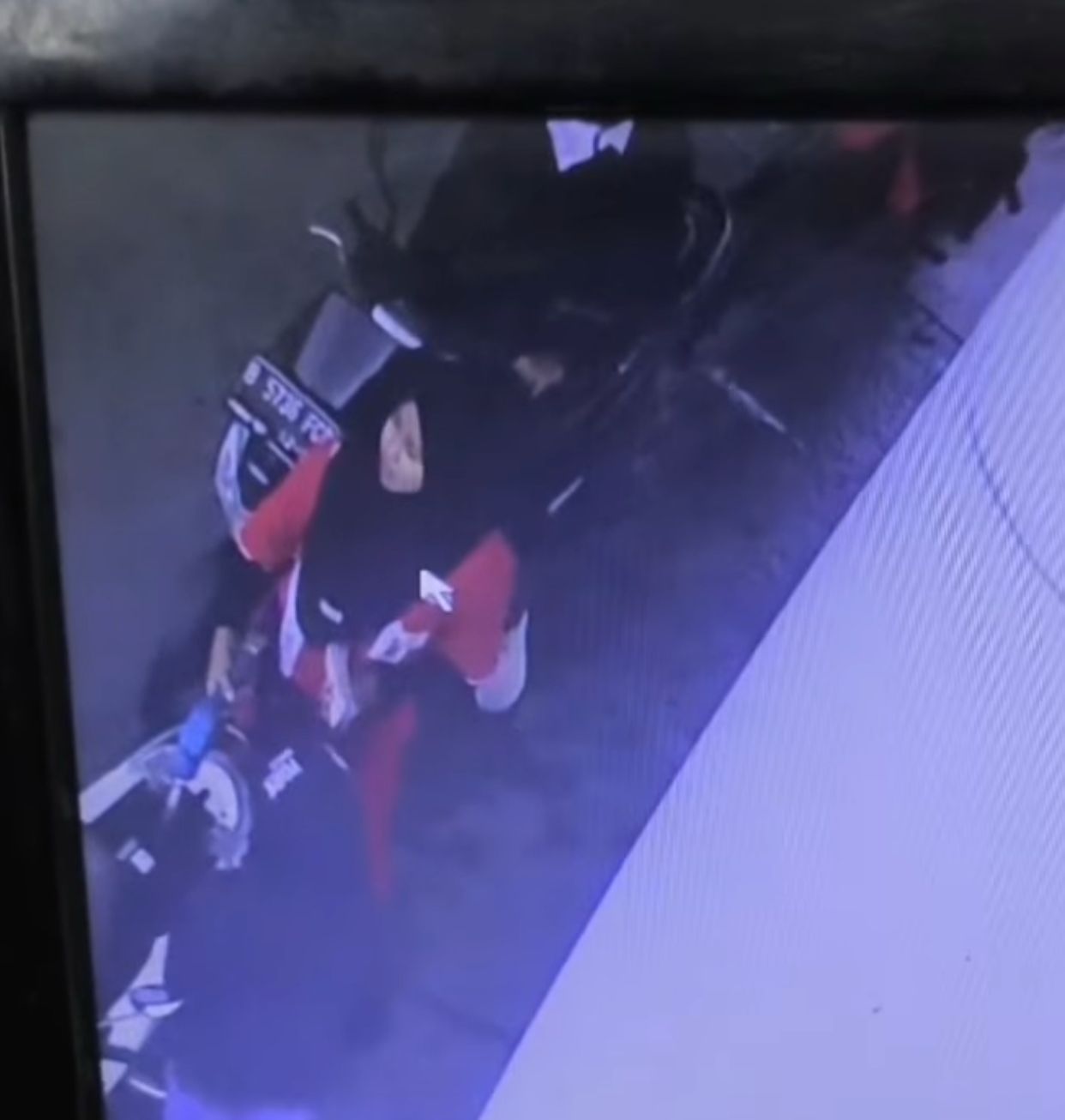 Tangkpan layar rekaman CCTV petugas SPBU wanita ditampar oleh emak - emak.