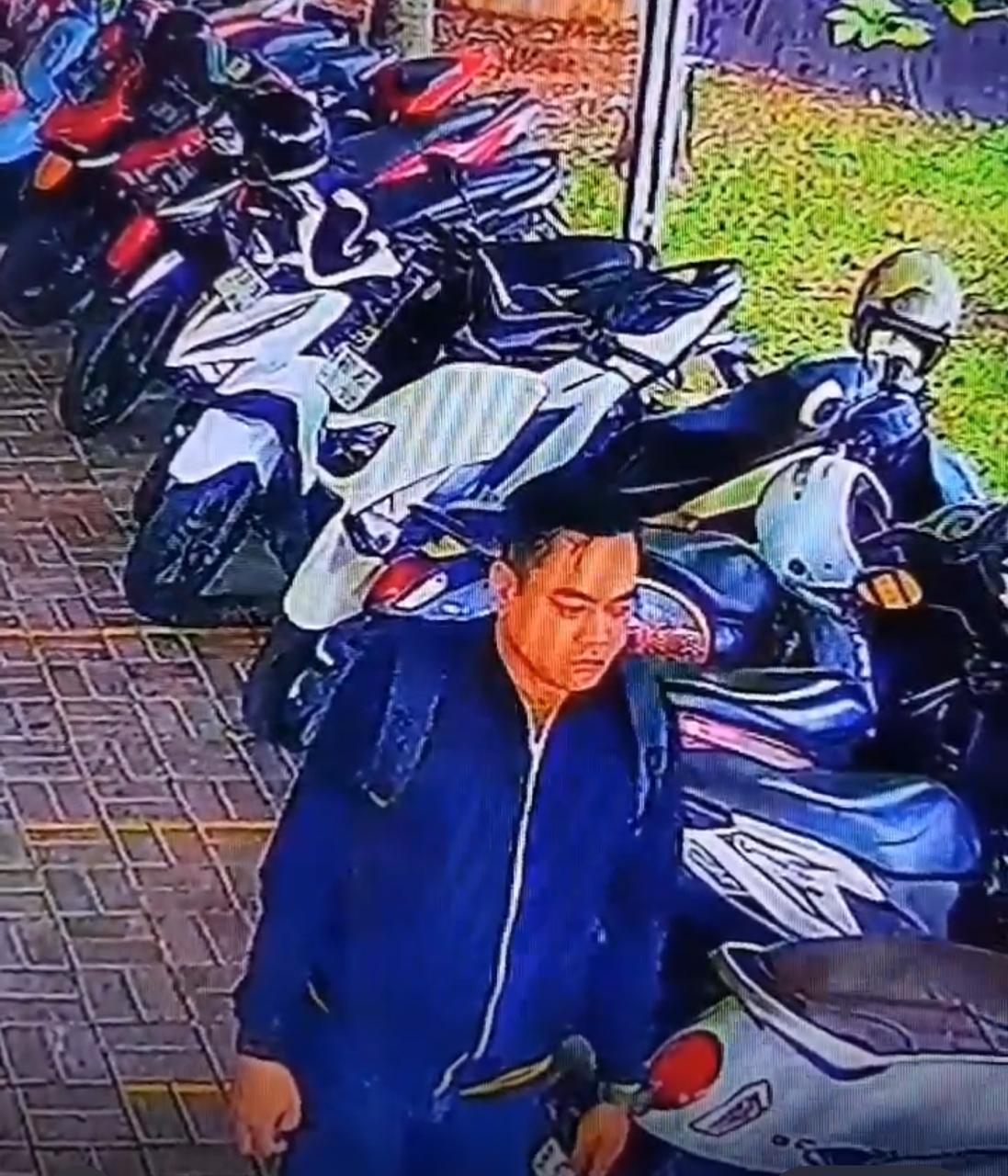 Pelaku pencurian helm di Kantor DPRD Kota Bekasi terekam CCTV, Rabu (19/3/2025).