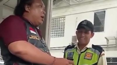 Tangkapan layar dari video yang memperlihatkan anggota ormas mencoba meminta uang ke salah satu perusahaan di Cikiwul, Bantargebang, Kota Bekasi.