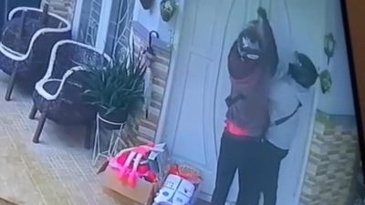 Tangkapan layar video rekaaman CCTV saat maling coba merangsek masuk ke rumah warga di Jatibening, Kota Bekasi.