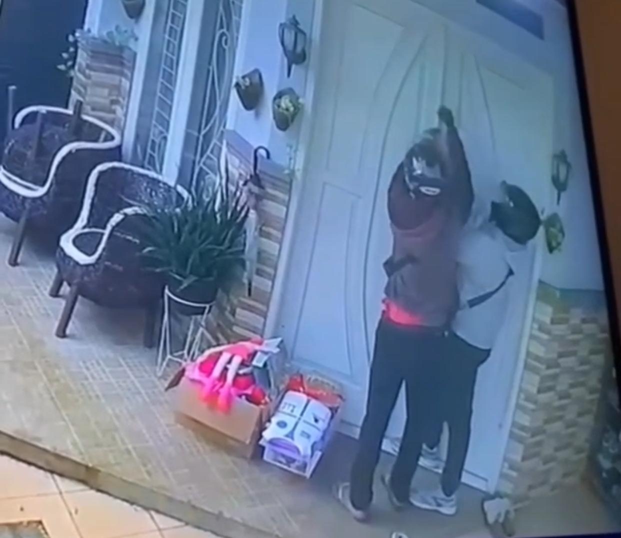 Tangkapan layar video rekaaman CCTV saat maling coba merangsek masuk ke rumah warga di Jatibening, Kota Bekasi.