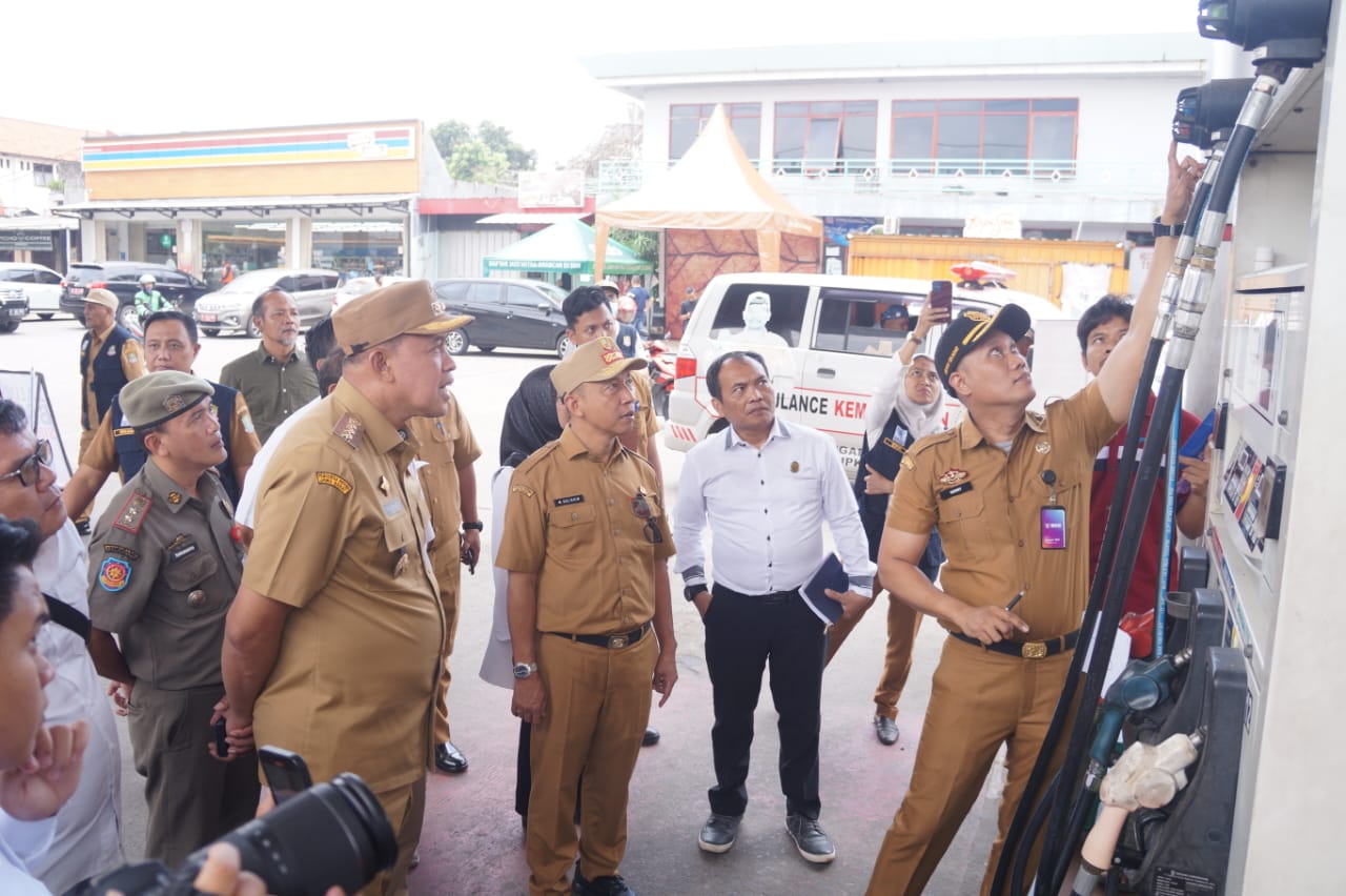 Wali Kota Bekasi Tri Adhianto melakukan pemeriksaan mendadak ke sejumlah SPBU di wilayahnya pada Senin (24/3/2025).