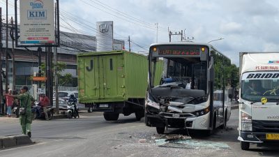 Kondisi Bus Transpatriot Kota Bekasi terlibat kecelaan dengan truk di Jalan Raya Narogong, Senin (24/3/2025).