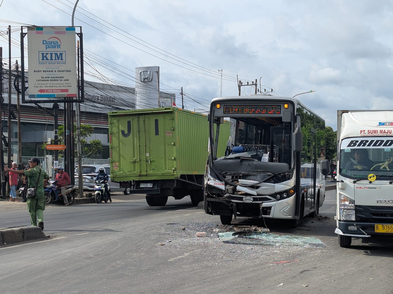 Kondisi Bus Transpatriot Kota Bekasi terlibat kecelaan dengan truk di Jalan Raya Narogong, Senin (24/3/2025).