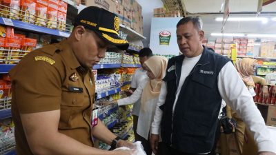 Wali Kota Bekasi, Tri Adhianto, bersama Kepala Dinas Perdagangan dan Perindustrian (Perindag) Kota Bekasi, M. Solikhin, melakukan pemantauan langsung harga sembako dan pemeriksaan produk kadaluarsa di sejumlah pasar.