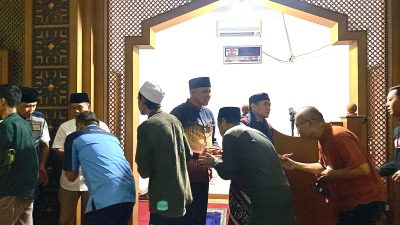 Wali Kota Bekasi, Tri Adhianto, bersama jajaran pemerintah daerah melaksanakan shalat Tarawih berjamaah di Masjid Al-Amir Lingkungan Pemerintah Kota Bekasi.