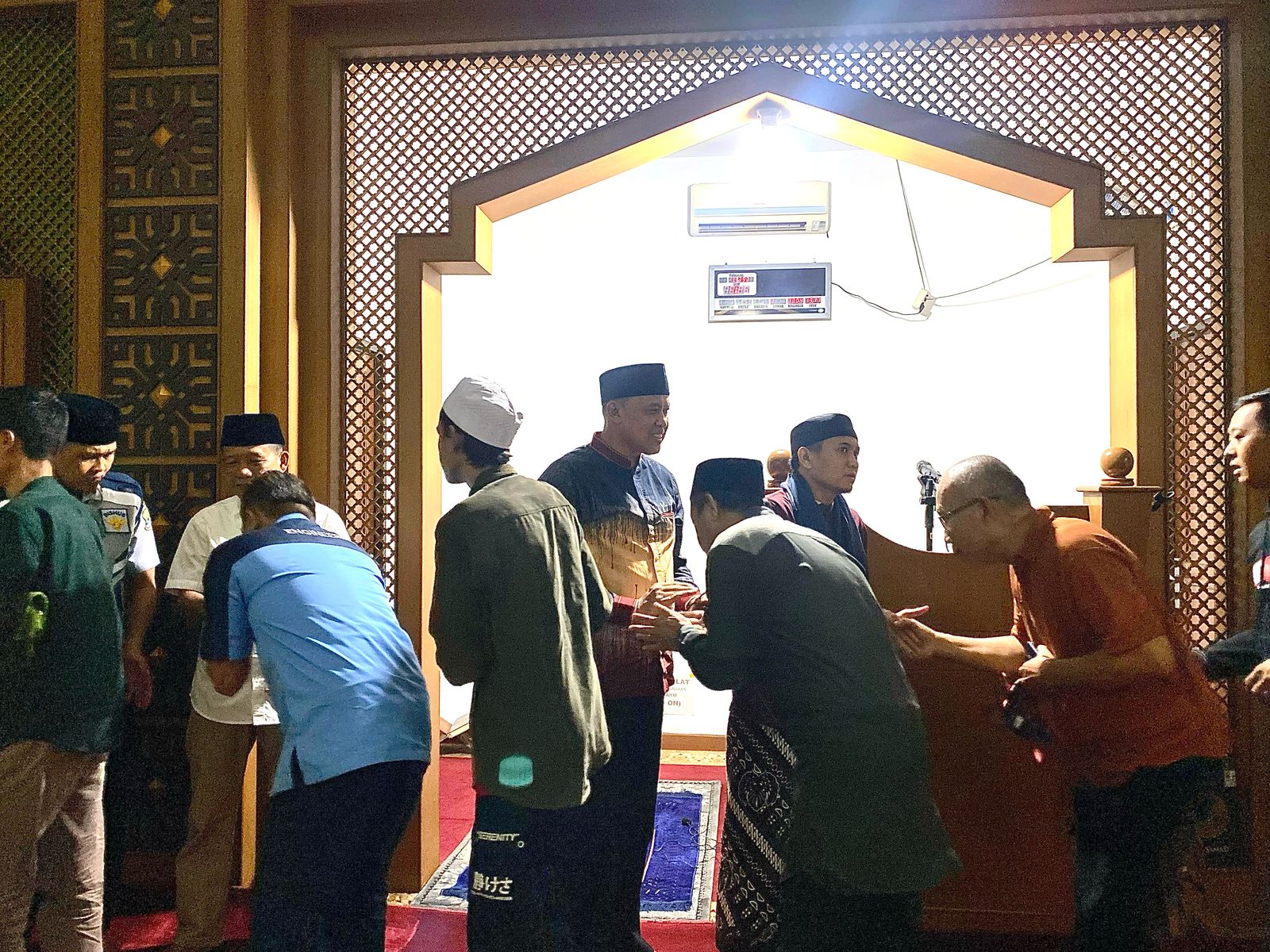 Wali Kota Bekasi, Tri Adhianto, bersama jajaran pemerintah daerah melaksanakan shalat Tarawih berjamaah di Masjid Al-Amir Lingkungan Pemerintah Kota Bekasi.
