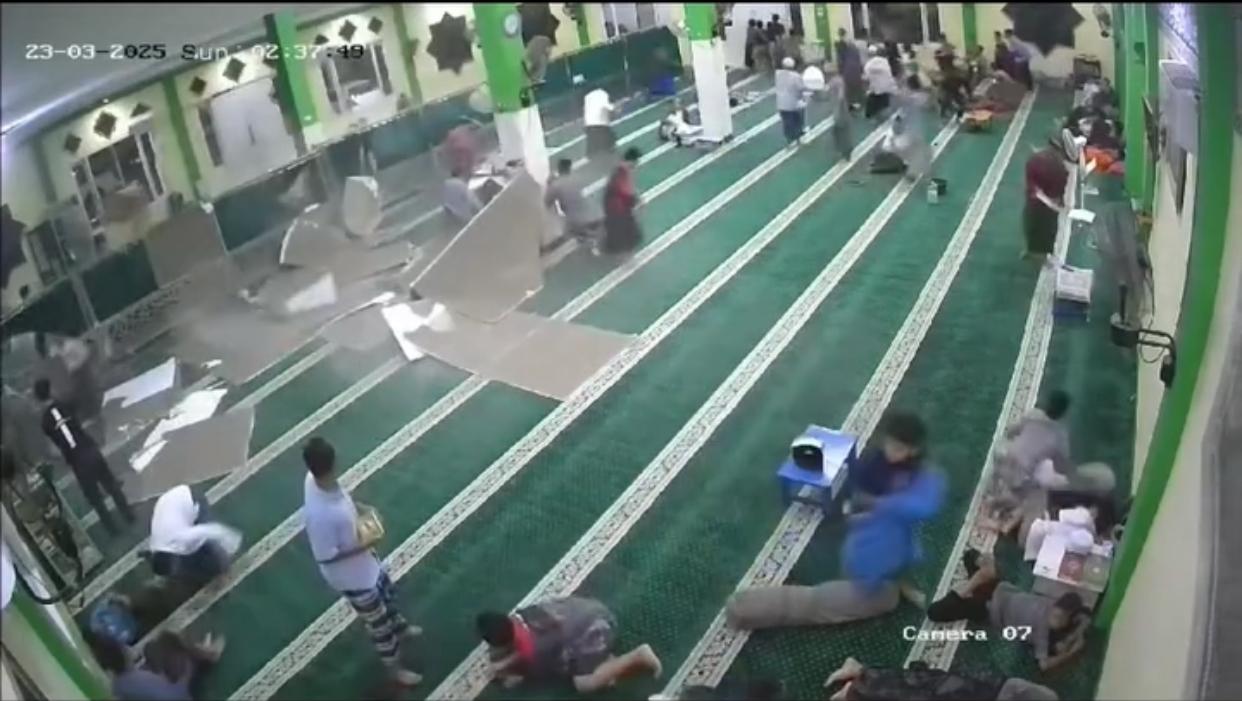 Plafon Masjid di Babelan Roboh, empat orang alami luka - luka