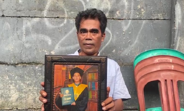 Orang tua Soleh menunjukan bagaimana paras anaknya yang meninggal di Kamboja. Foto: Ist