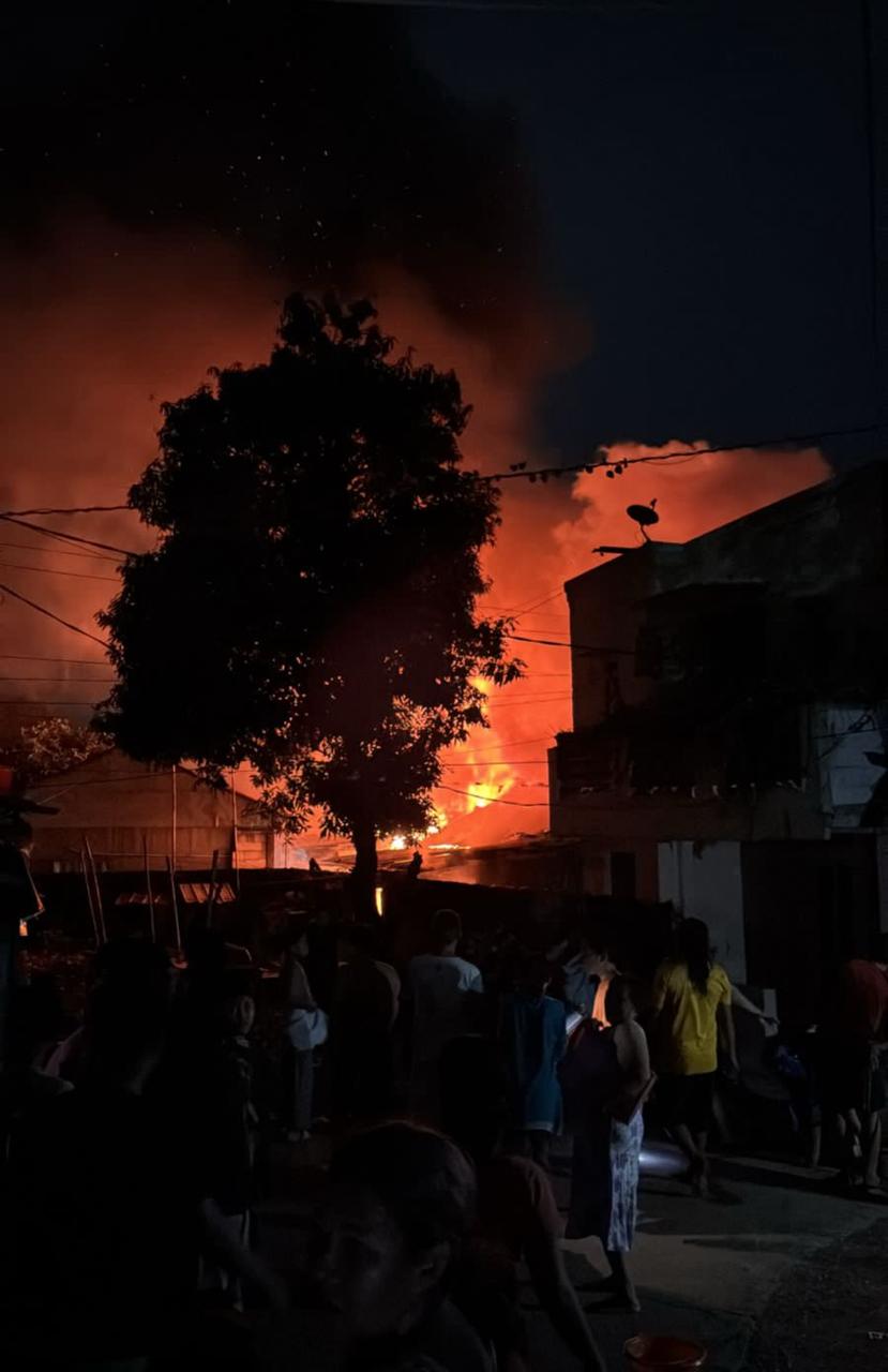Kebakaran yang melanda tiga rumah kontrakan di Jatimulya, Tambun Selatan, Jumat (28/3/2025) malam.