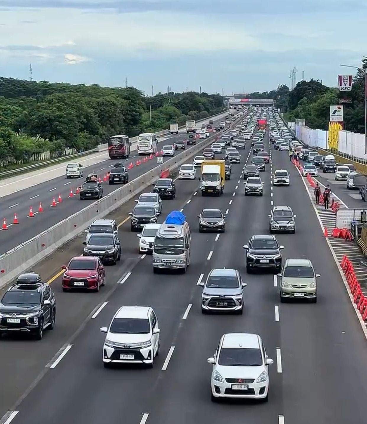 Arus Mudik Lebaran 2025 di Tol Jakarta - Cikampek