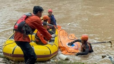 Tim SAR saat mengevakuasi jasad korban yang terseret Kali Bekasi saat banjir, Sabtu (8/3/2025). Foto: Basarnas