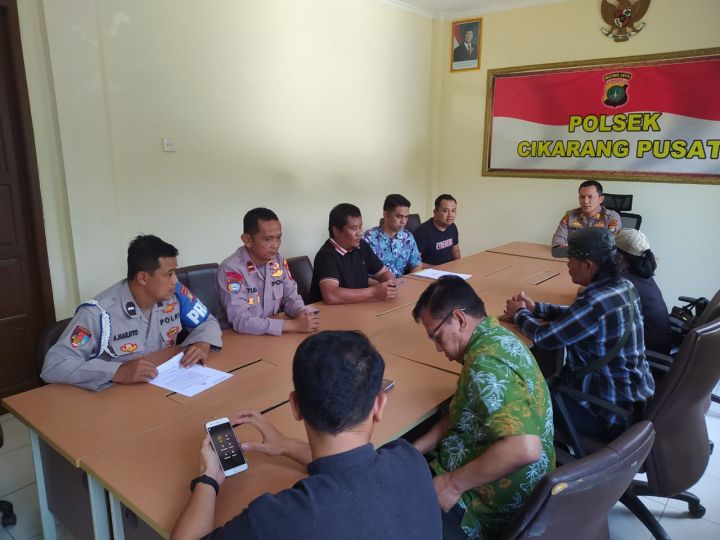 Polsek Cikarang Pusat memediasi antara LSM dan Pihak Dinkes Kabupaten Bekasi.