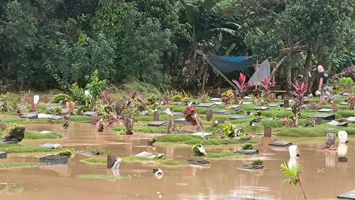 Tempat Pemakaman Umum (TPU) Jatisari, Jatiasih, Kota Bekasi, kebanjiran pada Senin, 3 Maret 2024.