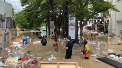 Barang dagangan di Mega Bekasi Hypermall porakporanda diterjang banjir, Selasa (4/3/2025).